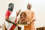 गोरक्षपीठाधीश्वर, महंत श्री योगी आदित्यनाथ जी महाराज ने आज श्री गोरखनाथ मंदिर, गोरखपुर में मा. राष्ट्रपति श्रीमती द्रौपदी मुर्मु जी का स्वागत किया।