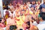 गोरक्षपीठाधीश्वर, महंत श्री योगी आदित्यनाथ जी महाराज के पावन सान्निध्य में होली के शुभ अवसर पर मंदिर परिसर में फाग का आयोजन किया गया।